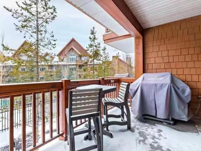 Sunny Tranquil Woods Turret In Falcon Crest Lodge Canmore Exteriér fotografie